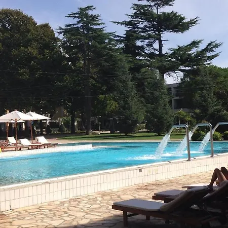 In Villa, Big Garden, Private Pool, Close To And Town شقة
