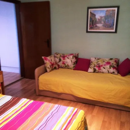 شقة In Villa, Big Garden, Private Pool, Close To And Town *